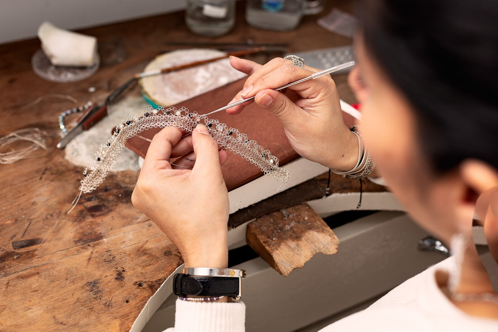 Dennys trabajando en joyería artesanal
